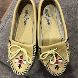Minnetonka Thunderbird “Animikii” Hardsole size 7 in Taupe